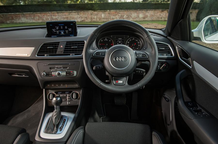 Торпедо Audi Q3 2.0 TDI Quattro S-Line (8U) 2015 года  (фото 8 из 17)